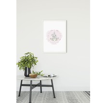 Gerahmtes Wandbild mit Hasenmotiv über einem Tisch