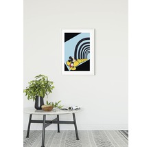 Gerahmtes Mickey Mouse Kunstwerk an der Wand über einem Tisch mit Dekorationen