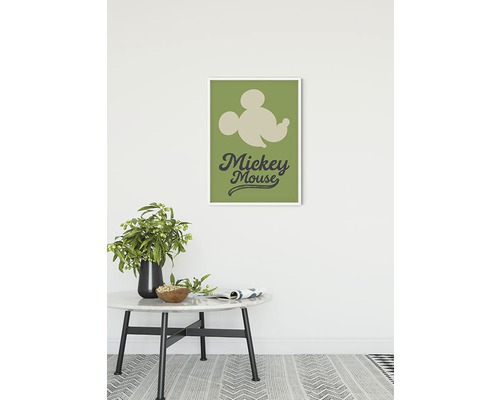 Dekoratives Bild mit Mickey Mouse Motiv in einem Wohnraum mit Tisch und Dekoration