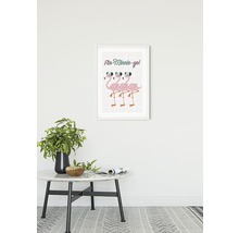 Dekoratives gerahmtes Flamingobild an der Wand über einem runden Marmortisch