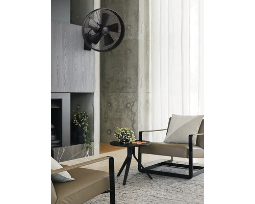 Wohnzimmer mit Wandventilator, Sessel und Couchtisch