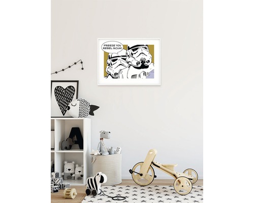 Kinderzimmer mit Regal, Spielzeug und gerahmtem Star Wars Stormtrooper-Poster an der Wand