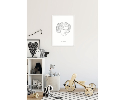 Kinderzimmer mit Spielzeug und einem gerahmten Bild von Leia Organa