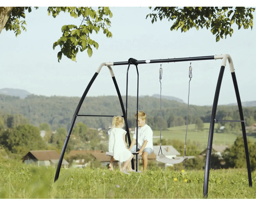 Schaukelgestell mit zwei Kindern im Garten