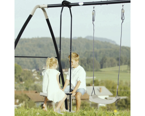 Doppelschaukel mit zwei Kindern im Garten