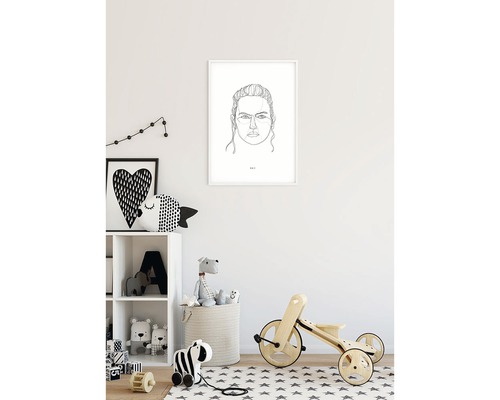 Kinderzimmer mit Regal, Spielzeug und einem gerahmten Porträt