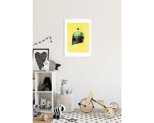Gerahmtes Poster mit Illustration eines Helms in einem Kinderzimmer