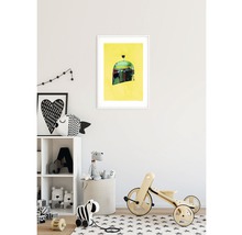 Kinderzimmer mit gemaltem Bild von einem grünen Helm mit weißem Rahmen über einem weißen Regal und einem Holzfahrrad