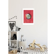 Kinderzimmer mit Poster eines Helms an der Wand, Regal und Spielzeug