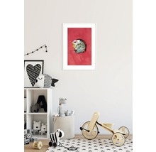 Kinderzimmer mit Helm-Motiv im Rahmen, Regal und Spielzeug