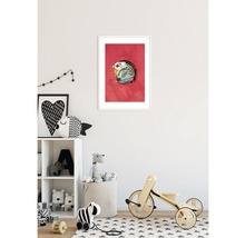 Dekoratives Kinderzimmer mit Bild eines Helmes, Regal und Spielzeug