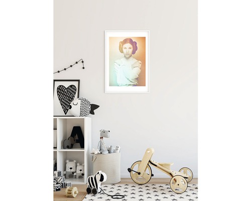 Kinderzimmer mit gerahmtem Prinzessin Leia-Poster, Regal, Spielzeug und Dreirad