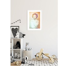 Kinderzimmer mit Regal, Spielzeug und gerahmtem Porträt an der Wand