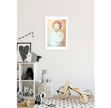 Kinderzimmer mit Regal, Spielzeug und gerahmtem Porträt an der Wand