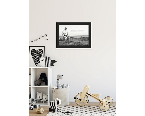 Kinderzimmer mit einem gerahmten Schwarzweißbild von Luke Skywalker an der Wand und Spielzeug auf dem Boden.