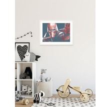 Dekoriertes Kinderzimmer mit Spielzeug und einem gerahmten Star Wars Charakterbild an der Wand