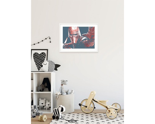 Kinderzimmer mit Wandbild, Regal, Spielzeug und Teppich mit Sternenmuster für eine helle und organisierte Atmosphäre.