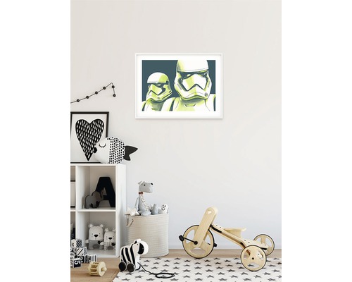 Kinderzimmer mit einem gerahmten Star Wars Bild an der Wand, Spielzeugregal und einem Holzfahrrad.