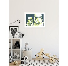 Dekoratives Kinderzimmer mit Star Wars Stormtrooper Bild, Spielzeugregal, Dreirad und Teppich