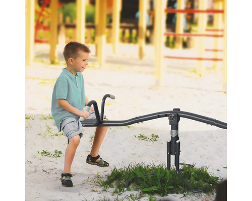 Junge auf einer Wippe auf einem Spielplatz