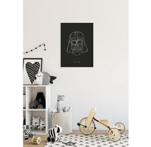 Kinderzimmer mit Regal, Spielzeug und einem Poster mit Darth Vader Motiv.