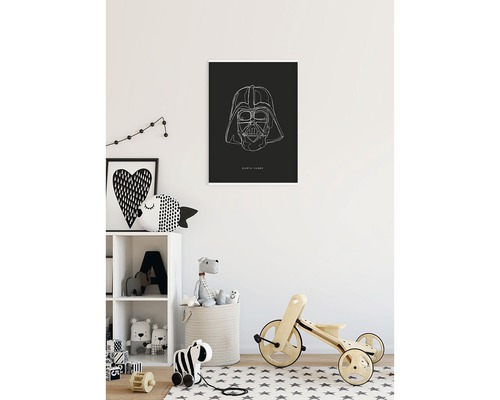 Kinderzimmer mit Regal, Spielzeug und einem Poster mit Darth Vader Motiv.