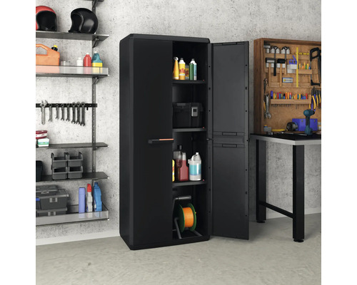 Schwarzer Kunststoff Mehrzweckschrank mit offenem Abteil zur Aufbewahrung von Gegenständen in einem Lagerraum.