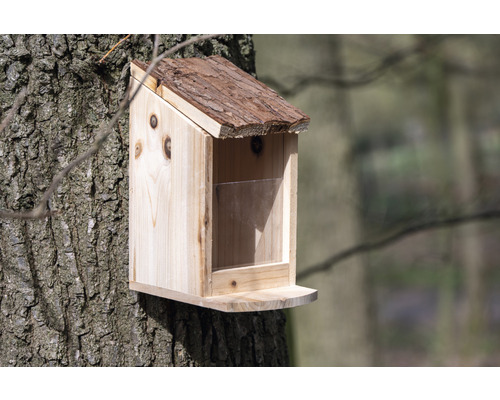 Vogelhaus aus Holz zur Fütterung von Wildvögeln