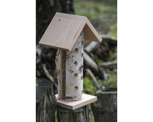 Insektenhotel aus Holz mit Birkenrinde