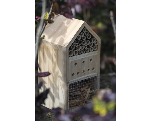 Insektenhotel aus Holz mit verschiedenen Nistmöglichkeiten für Insekten