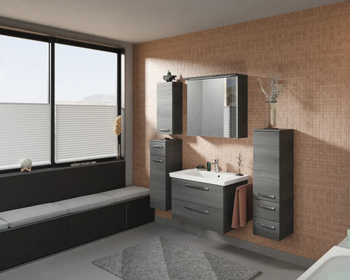 Modernes Badezimmer mit Waschtisch, Spiegelschrank und Fensterbank mit Sitzkissen