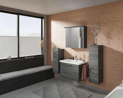 Badezimmer mit Waschtisch, Spiegelschrank und Sitzbank am Fenster