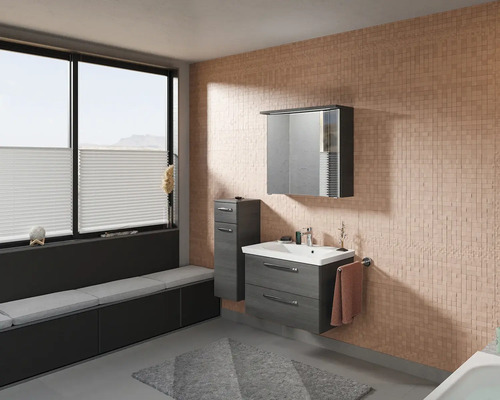 Badezimmer mit Waschtischunterschrank, Spiegelschrank und Fensterbank