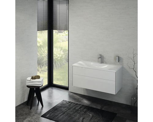 Helles Badezimmer mit Waschbeckenunterschrank, Hocker mit Handtüchern und Teppich