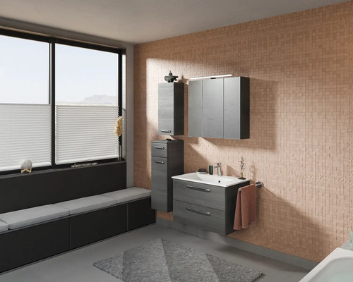 Badezimmer mit Waschbeckenunterschrank, Spiegelschrank, Hochschrank, Fensterbank und gefalteten Jalousien