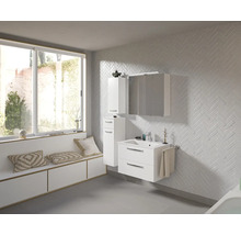 Badezimmer mit Waschbeckenunterschrank, Spiegelschrank, Hochschrank, Fenster und Sitzbank
