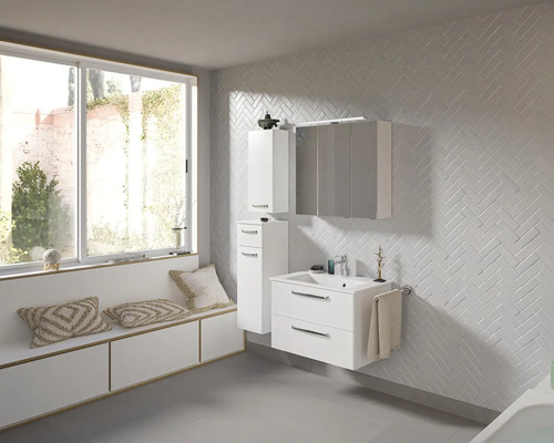 Badezimmer mit Waschbeckenunterschrank, Spiegelschrank, Hochschrank, Fenster und Sitzbank