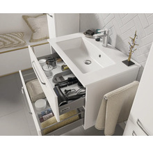 Badezimmer mit Waschbeckenunterschrank, Schubladen und diversen Badutensilien