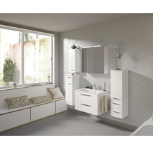 Helles Badezimmer mit Waschbecken, Spiegelschrank und weißen Badmöbeln