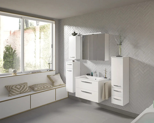 Helles Badezimmer mit Waschbecken, Spiegelschrank und weißen Badmöbeln