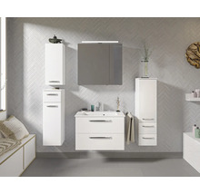 Badezimmer mit Waschtischunterschrank, Spiegelschrank und Hochschränken