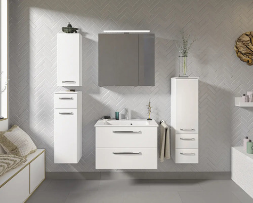 Badezimmer mit Waschtischunterschrank, Spiegelschrank und Hochschränken