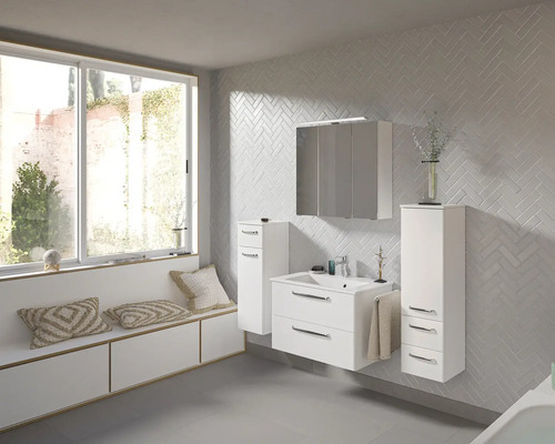 Modernes Badezimmer mit weißen Möbeln, Waschbeckenunterschrank, Spiegelschrank und großem Fenster.