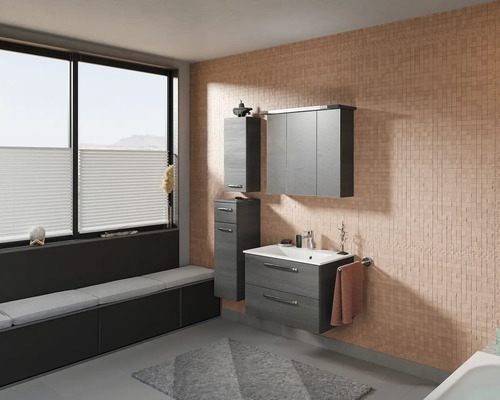 Helles Badezimmer mit Waschtisch, Spiegelschrank und Fensterbank mit Sitzgelegenheit