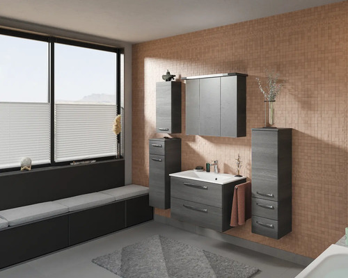 Helles Badezimmer mit Waschtisch, Spiegelschrank, Hochschrank und Fensterbank mit Sitzkissen