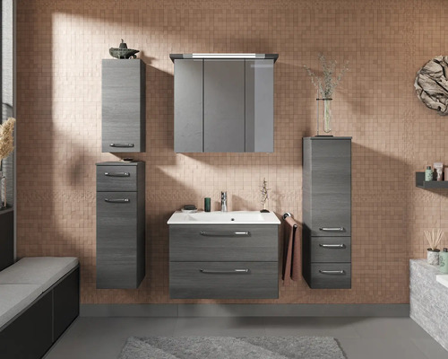 Badezimmer mit Waschtischunterschrank, Spiegelschrank und Hochschränken in Holzoptik