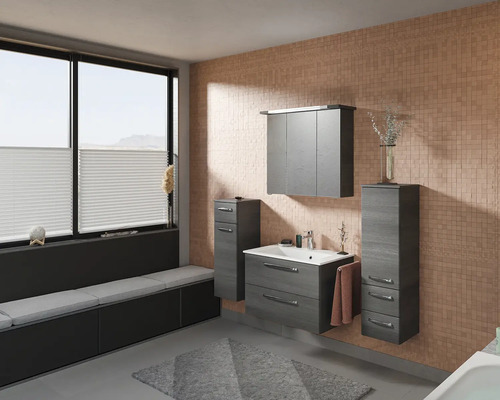 Badezimmer mit Waschtisch, Spiegelschrank und Hochschrank in Holzoptik