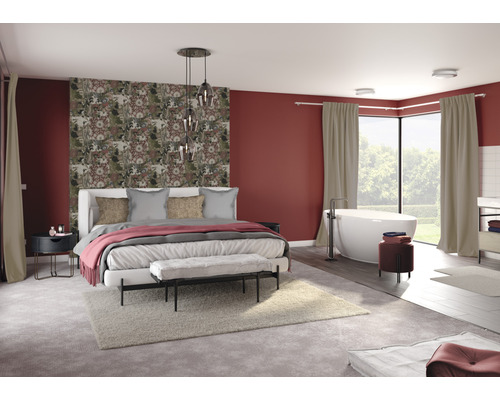 Geräumiges Schlafzimmer mit Doppelbett, Tapete, Badewanne und Teppich für ein gemütliches Ambiente