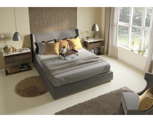 Schlafzimmer mit Bett, Nachttischen und Dekorationen