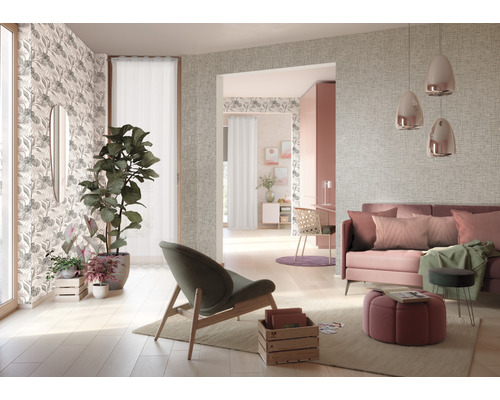 Heller Wohnraum mit Sofa, Sessel, Zimmerpflanzen und Mustertapete